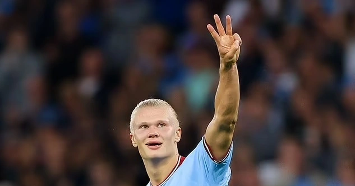 Sergio Agüero ăn mừng sau khi hoàn tất cú hat-trick, trở thành cầu thủ lập nhiều hat-trick nhất lịch sử Premier League