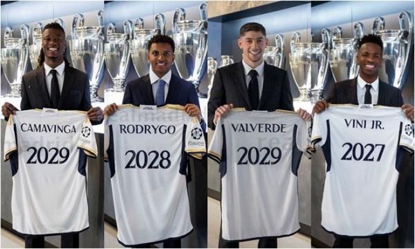 Carlo Ancelotti tương tác thân thiện với các cầu thủ trẻ Real Madrid như Camavinga hoặc Vinicius Jr trong buổi tập, thể hiện sự kết hợp kinh nghiệm và sức trẻ.