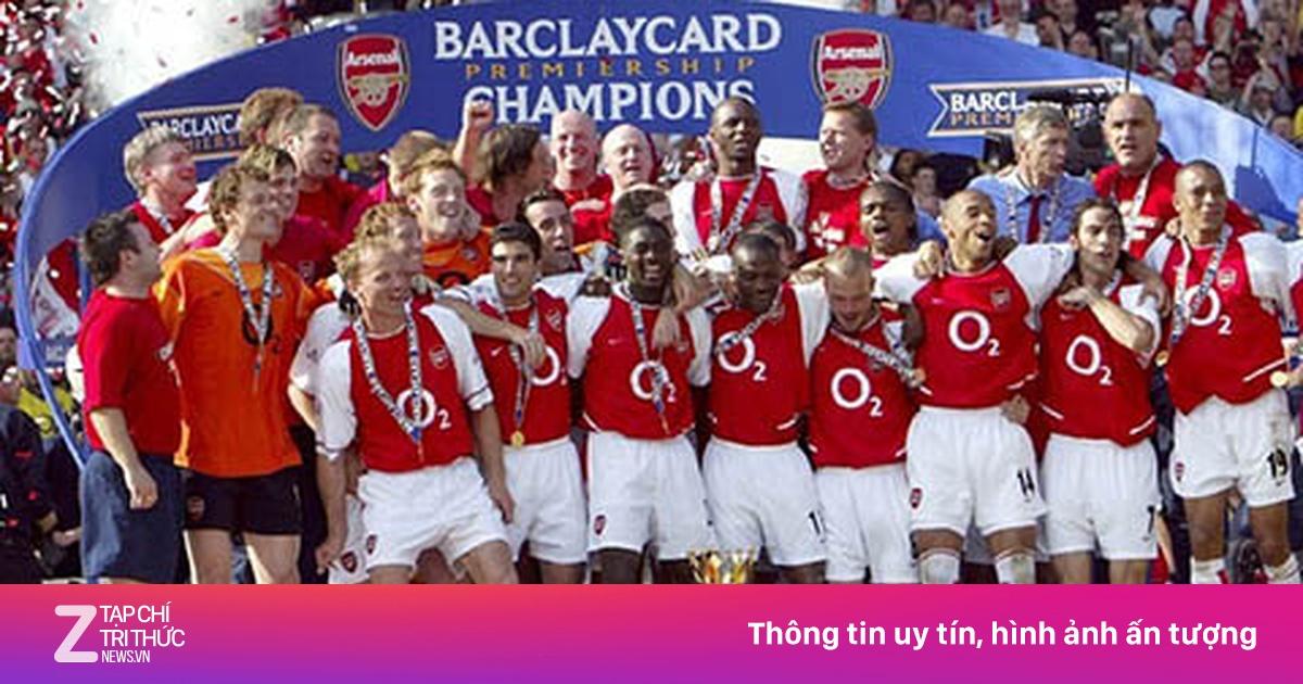 Đội hình Arsenal ăn mừng chức vô địch Premier League mùa giải 2003-2004 với thành tích bất bại lịch sử