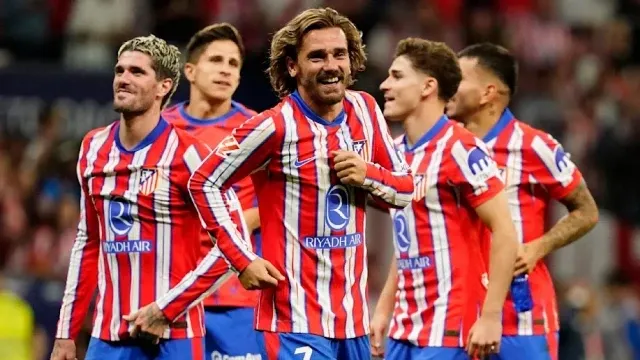 Đội hình Atletico Madrid ăn mừng chiến thắng danh hiệu lớn, minh chứng cho sự hiệu quả của triết lý Simeone và lối chơi phòng ngự