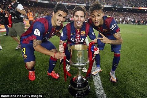 Các cầu thủ Barcelona ăn mừng cuồng nhiệt sau chiến thắng lịch sử 5-0 trước Real Madrid tại El Clásico năm 2010 trên sân Camp Nou.