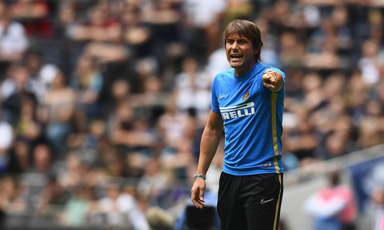 Pha tranh chấp bóng quyết liệt giữa cầu thủ AC Milan và Inter Milan minh họa sự cạnh tranh gay gắt tại giải đấu Serie A