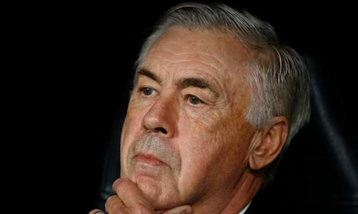 HLV Carlo Ancelotti chỉ đạo chiến thuật trong trận đấu của Real Madrid, đánh dấu sự hồi sinh mạnh mẽ của đội bóng hoàng gia.