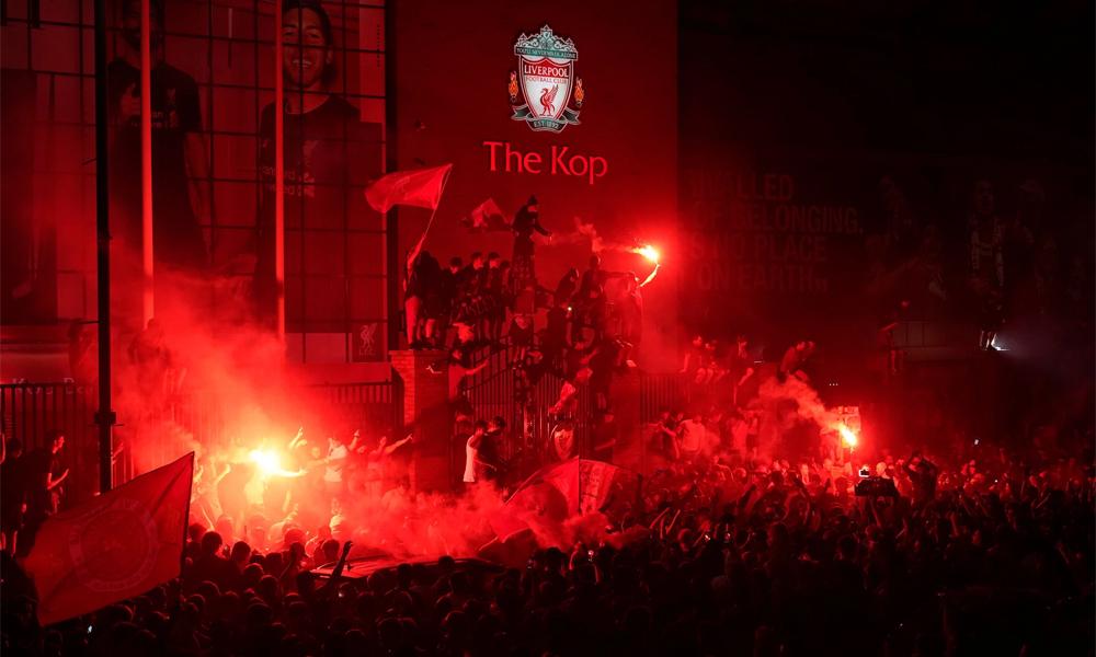 Khoảnh khắc cầu thủ Leicester City (hoặc Aston Villa) ăn mừng bàn thắng cuồng nhiệt trong trận derby vùng Midlands