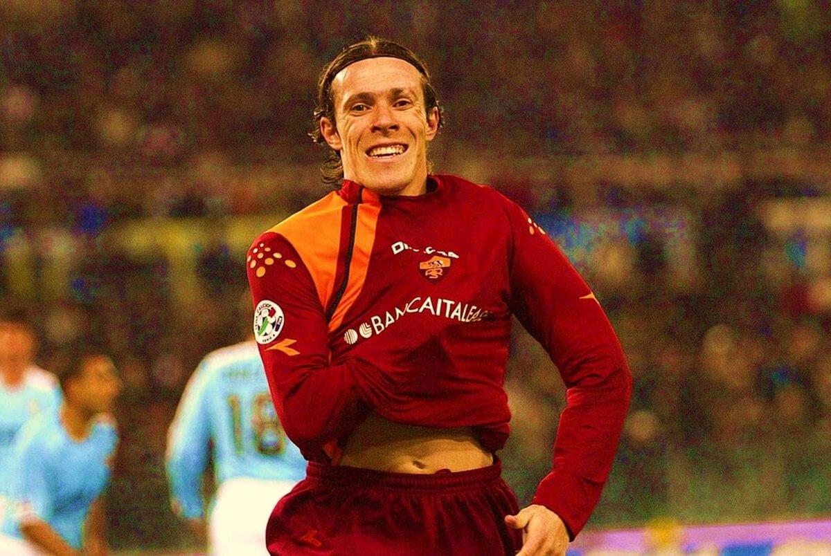 Hình ảnh cầu thủ ăn mừng chức vô địch Serie A trong khoảnh khắc cuối cùng của mùa giải, cảm xúc vỡ òa và đáng nhớ.