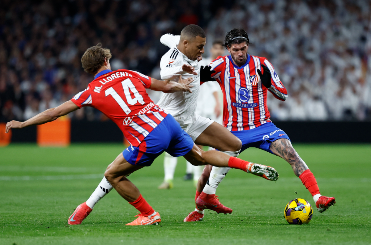 Cầu thủ Atlético Madrid và Real Madrid sau trận hòa 1-1, một kết quả quan trọng trong cuộc đua vô địch La Liga 2020-2021.