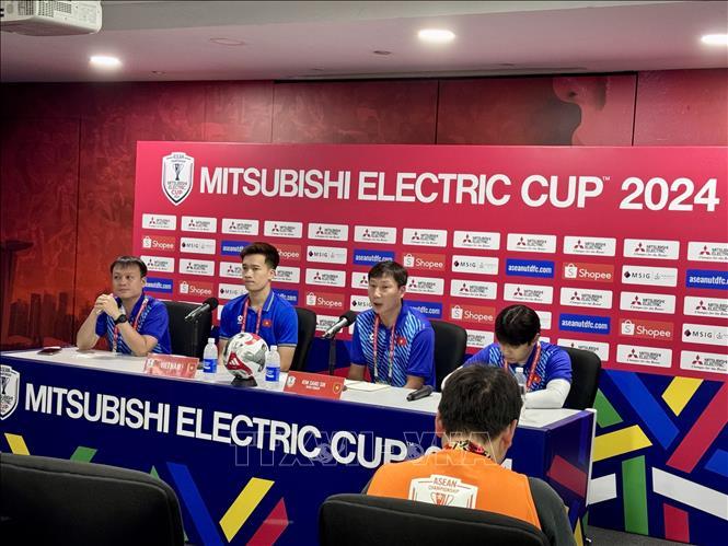 Các cầu thủ đội tuyển Pháp vui mừng ăn mừng bàn thắng trong một trận đấu quốc tế, thể hiện thành quả từ sự phát triển dưới ảnh hưởng của huấn luyện viên quốc tế tại CLB.