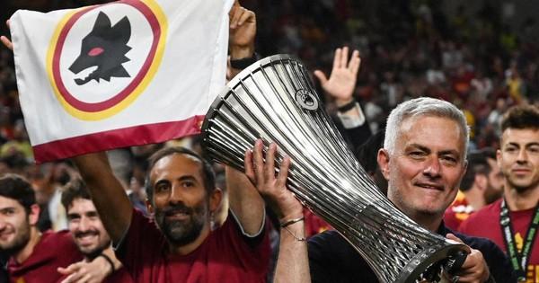 Các cầu thủ AS Roma thể hiện sự tiếc nuối nhưng vẫn nhận được sự ủng hộ từ cổ động viên sau trận chung kết Europa League 2023