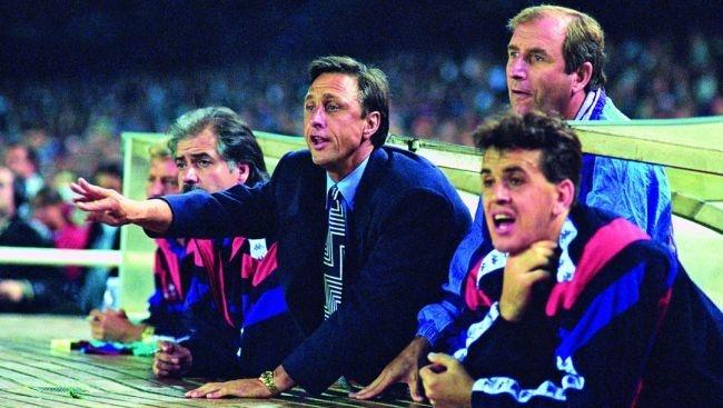 Hình ảnh cầu thủ trẻ Barcelona đang hăng say tập luyện kỹ thuật tại học viện La Masia danh tiếng