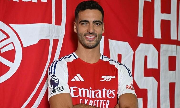 Cesc Fàbregas, một trong những cầu thủ Tây Ban Nha tiên phong, thể hiện kỹ thuật và tầm nhìn vượt trội tại Arsenal ở Premier League