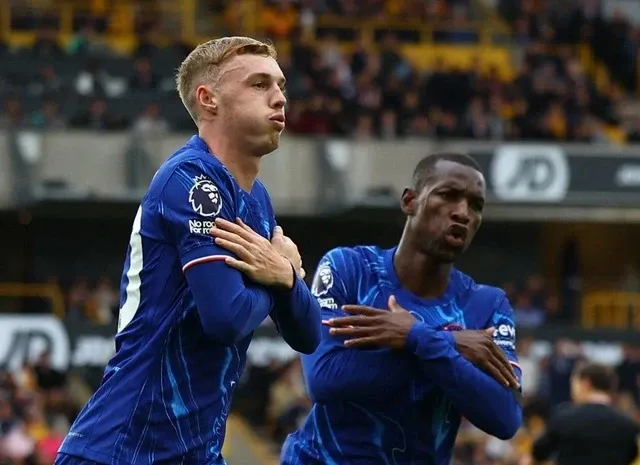 Các cầu thủ Chelsea ăn mừng một bàn thắng quan trọng tại Stamford Bridge