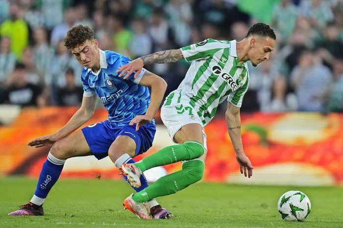 Cổ động viên Real Betis tạo nên khung cảnh ấn tượng trên khán đài sân Benito Villamarín trong một trận cầu tại giải bóng đá Tây Ban Nha