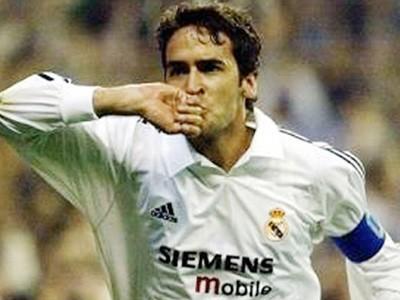 David Beckham ăn mừng bàn thắng trong màu áo trắng của Real Madrid tại sân Santiago Bernabeu