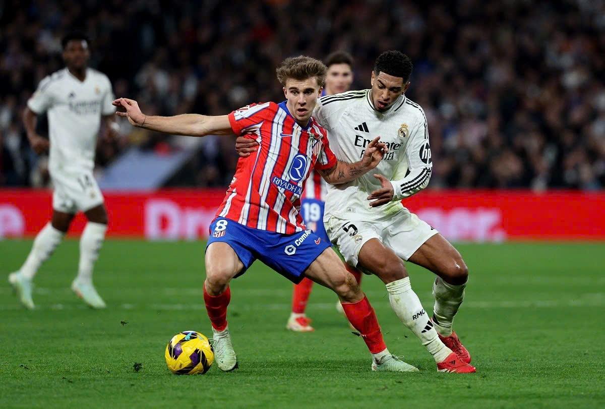Khoảnh khắc đối đầu căng thẳng giữa cầu thủ Real Madrid và Atlético Madrid trong trận Derby Madrid tại giải La Liga