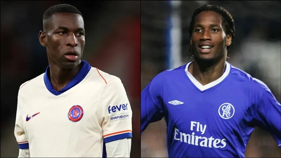 Didier Drogba ăn mừng bàn thắng quan trọng cho Chelsea trong một trận đấu tại Premier League