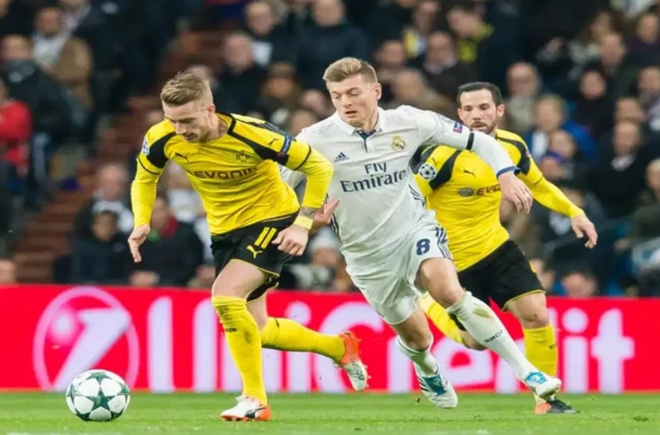 Hình ảnh một đội bóng Ý nâng cao chiếc cúp Europa League sau trận chung kết căng thẳng