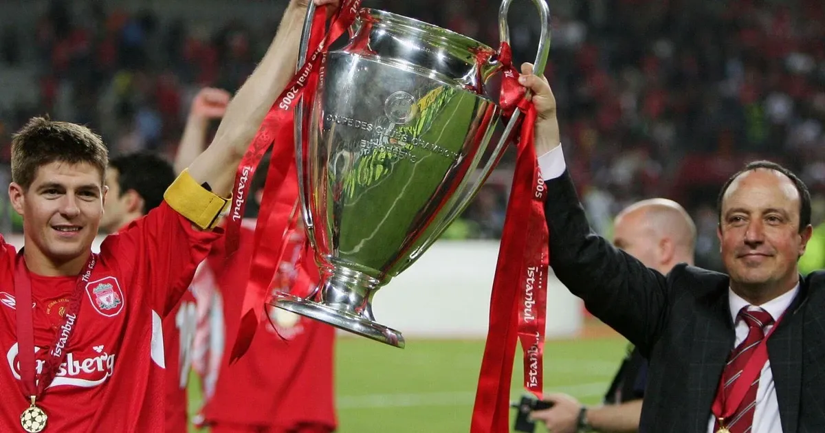 Đội trưởng Steven Gerrard nâng cao chiếc cúp vô địch Champions League 2005 cùng Liverpool sau đêm Istanbul huyền thoại