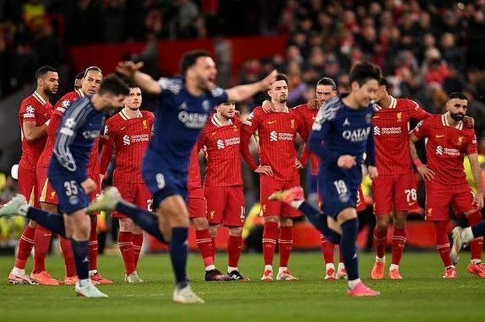 Hình ảnh Steven Gerrard thi đấu máu lửa, thể hiện tinh thần chiến binh không khoan nhượng của Liverpool