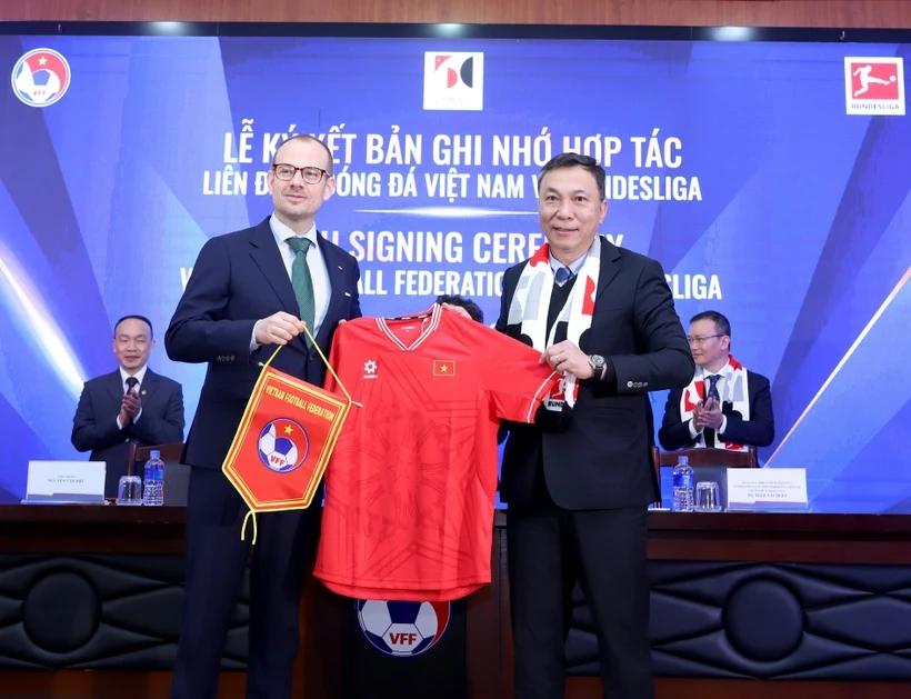 Một cơ sở đào tạo bóng đá trẻ hiện đại của một câu lạc bộ Bundesliga với các sân tập chất lượng cao, nhấn mạnh nền tảng vững chắc cho thành công quốc tế.