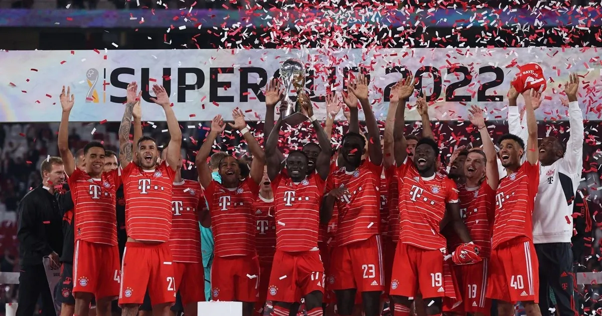 Khung cảnh sôi động trên sân vận động trong trận đấu kịch tính giữa Bayern Munich và Borussia Dortmund tại Supercup Đức