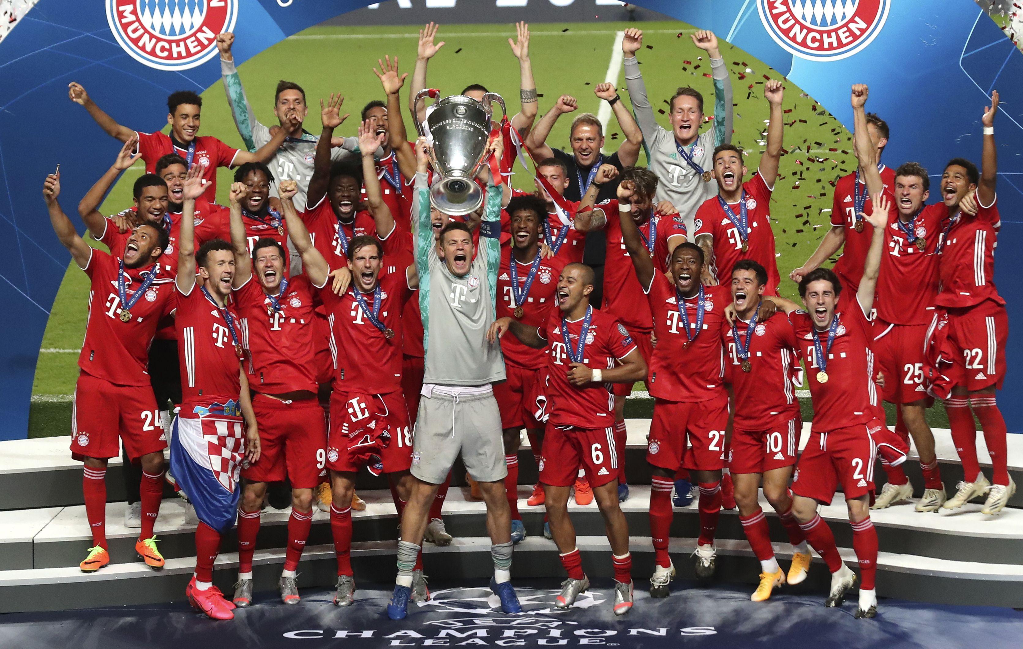 Huấn luyện viên Bundesliga đang phân tích và chỉ đạo chiến thuật chi tiết cho cầu thủ trên sân tập trong một buổi huấn luyện.