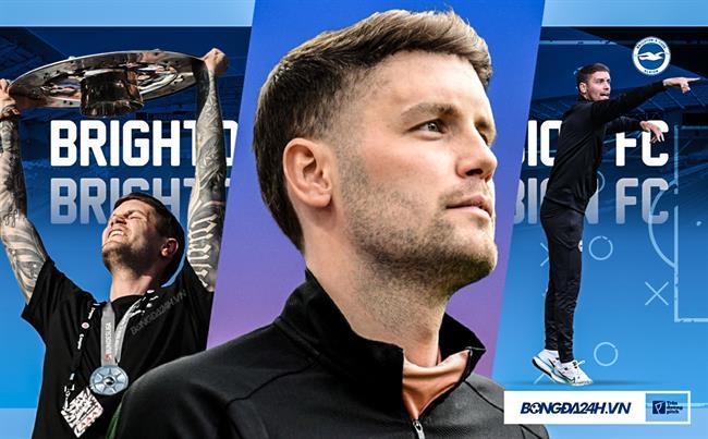 Huấn luyện viên Russell Martin của Southampton đang chỉ đạo chiến thuật bên đường pitch, thể hiện sự tập trung và áp lực trong cuộc đua thăng hạng.