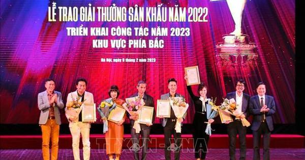 Một huấn luyện viên bóng đá Ý đang chăm chú sử dụng máy tính bảng phân tích dữ liệu, điều chỉnh sơ đồ chiến thuật linh hoạt để đối đầu đội châu Âu hiệu quả.