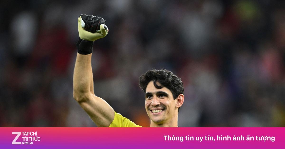 Huấn luyện viên Sevilla FC đang chỉ đạo chiến thuật cho các cầu thủ bên đường biên trong một trận đấu quan trọng tại La Liga hoặc Europa League
