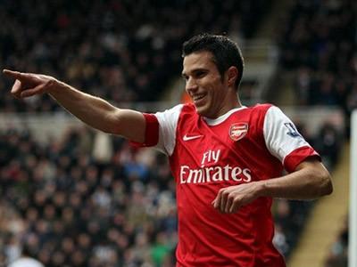 Hình ảnh hai huyền thoại Patrick Vieira và Thierry Henry ăn mừng bàn thắng trong màu áo Arsenal dưới thời Wenger