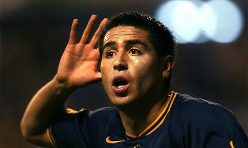 Tiền vệ tài hoa Juan Román Riquelme trong màu áo vàng của Villarreal, người nhạc trưởng đã dẫn dắt đội bóng làm nên lịch sử tại Champions League.
