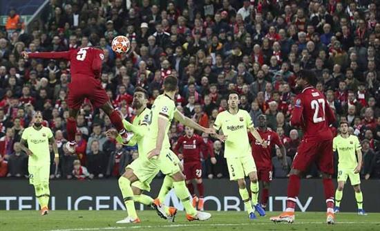 Khoảnh khắc Trent Alexander-Arnold thực hiện quả phạt góc nhanh cho Origi ghi bàn quyết định trận Liverpool 4-0 Barcelona (2019)