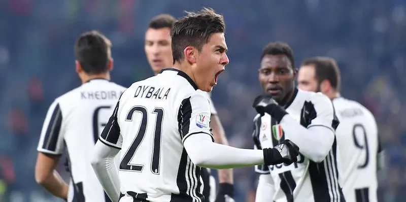 Cổ động viên Juventus và AC Milan tạo ra bầu không khí sôi động trên khán đài trong trận đấu đặc biệt Serie A