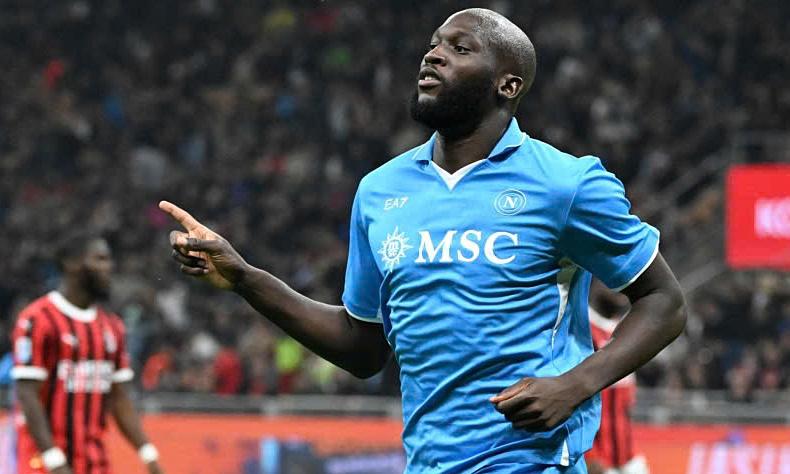 Ngôi sao Khvicha Kvaratskhelia của Napoli đi bóng kỹ thuật, gây khó khăn cho hàng thủ Inter Milan trong trận đấu Serie A