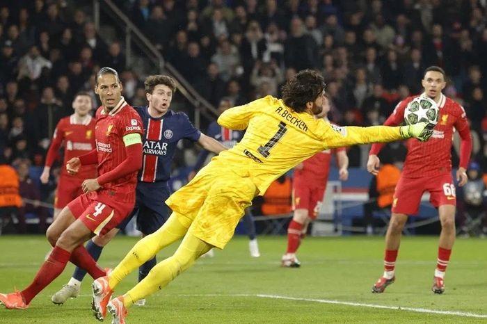 Robert Lewandowski sút tung lưới Chelsea trong trận thắng đậm của Bayern Munich tại Allianz Arena vòng 1/8 Champions League