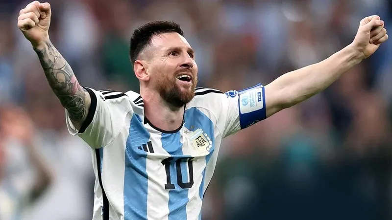 Huyền thoại Lionel Messi ăn mừng bàn thắng quan trọng cùng đội tuyển Argentina, đỉnh cao sự nghiệp quốc tế sau thành công tại La Liga.