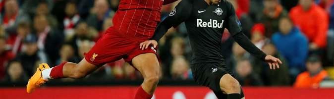 Các cầu thủ Borussia Dortmund triển khai lối chơi tấn công nhanh và pressing cường độ cao, thể hiện sự sáng tạo và tốc độ đặc trưng. 