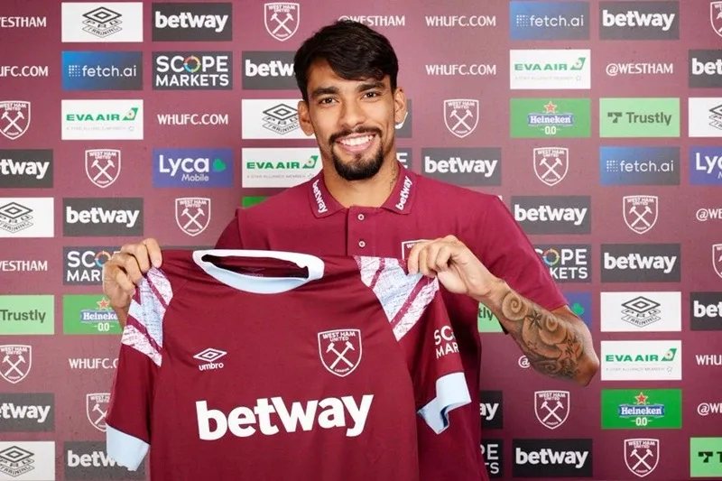 Cầu thủ Lyon ăn mừng bàn thắng tại Europa League, minh chứng cho nỗ lực và thành công của các đội bóng Ligue 1 khác ngoài PSG ở châu Âu.