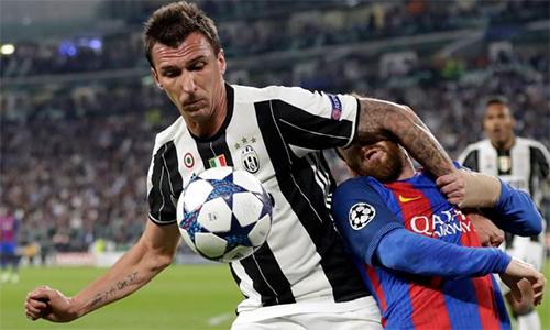 Dani Alves và các cầu thủ Juventus ăn mừng bàn thắng vào lưới Monaco trong trận lượt về bán kết Champions League 2017 lịch sử.