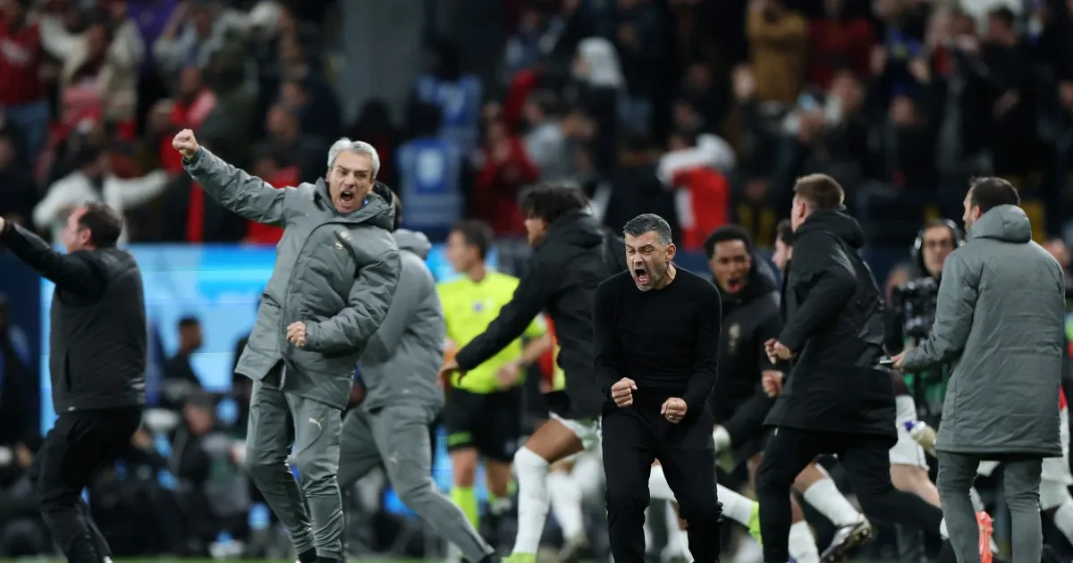 Các cầu thủ ăn mừng bàn thắng lội ngược dòng ngoạn mục trong một trận đấu Serie A đầy kịch tính và cảm xúc.