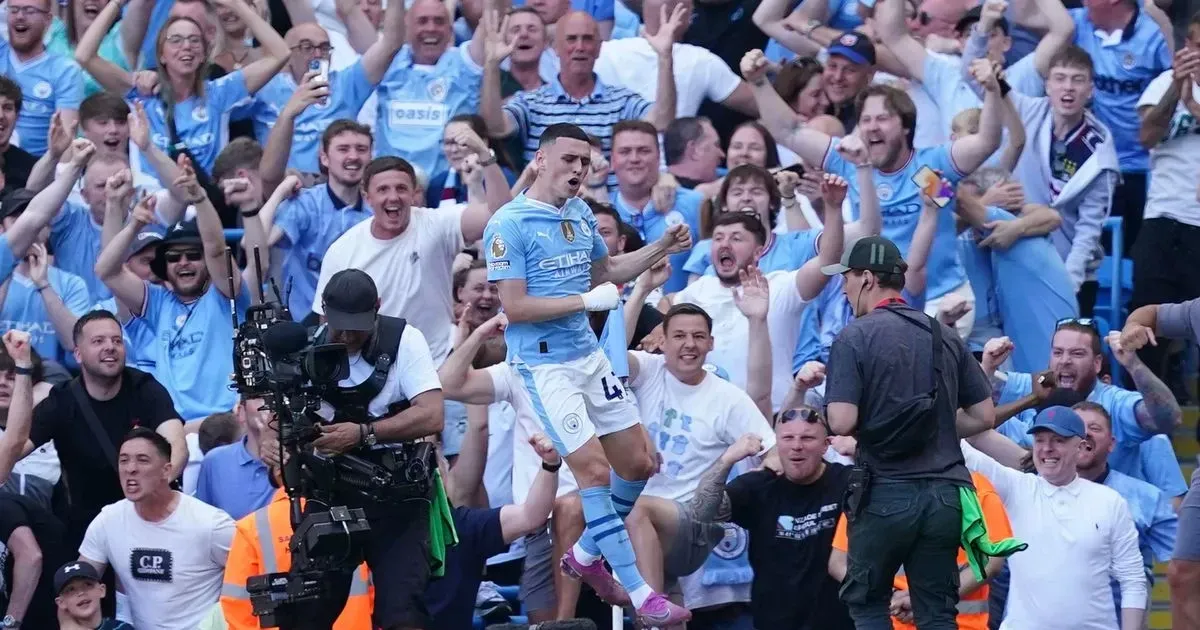 Đội hình Manchester City nâng cao cúp vô địch Premier League trên sân Etihad trong sự hân hoan của người hâm mộ. 
