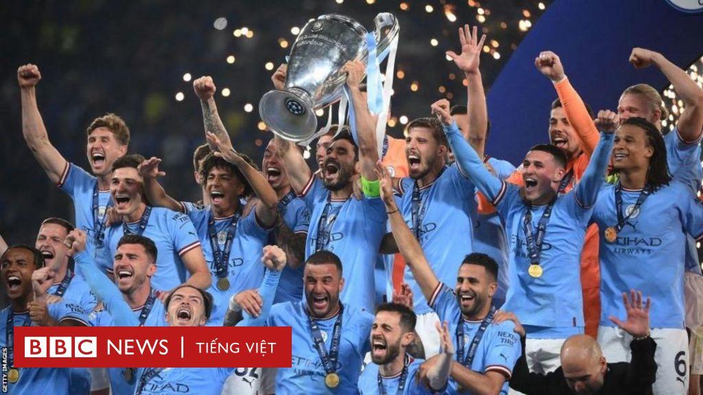 Pep Guardiola được các cầu thủ Man City tung hô sau khi giành chức vô địch Champions League 2023 tại Istanbul