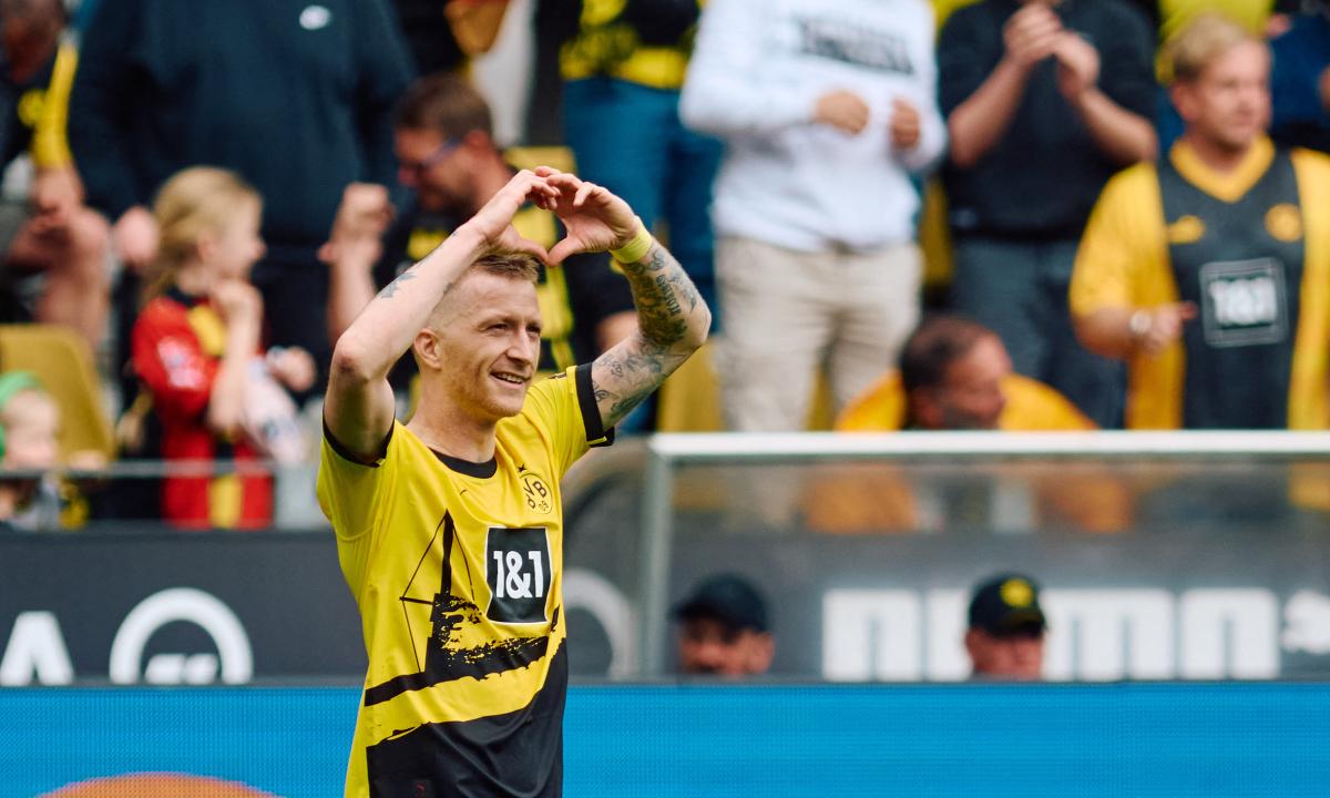 Marco Reus ăn mừng bàn thắng quan trọng, thể hiện sự nổi bật của cầu thủ Borussia Dortmund trong trận đấu quyết định Bundesliga.
