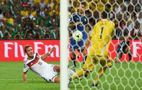 Khoảnh khắc Mario Götze ghi bàn thắng vàng quyết định giúp Đức vô địch World Cup 2014 trong trận chung kết lịch sử với Argentina