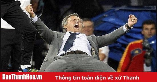 HLV Jose Mourinho đang đưa ra chỉ đạo chiến thuật cho các cầu thủ AS Roma bên đường biên trong một trận đấu quan trọng tại Europa League