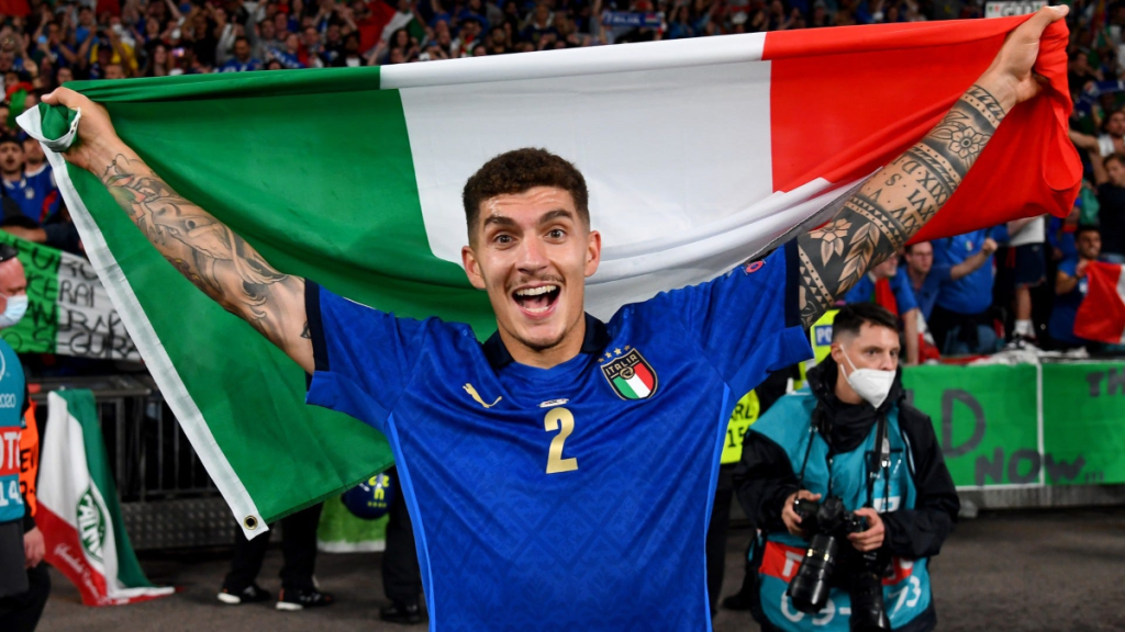 Khoảnh khắc đội bóng Napoli nâng cao chiếc cúp Scudetto 2022-2023, đỉnh cao của câu chuyện hồi sinh đầy cảm xúc