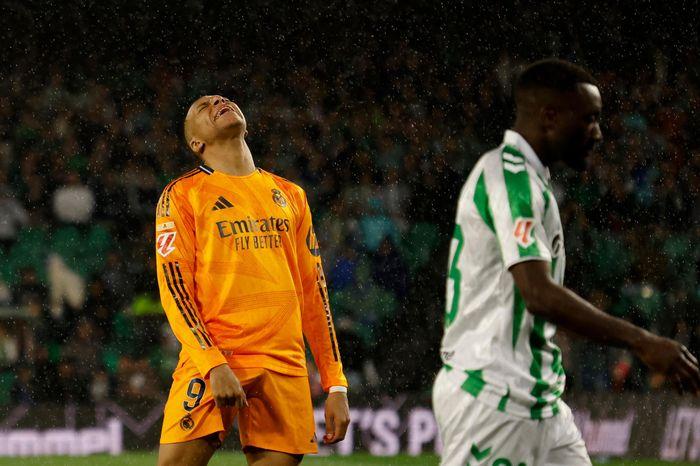 Pha tranh chấp bóng quyết liệt giữa cầu thủ Atlético Madrid và Barcelona trong trận đấu đỉnh cao tại La Liga