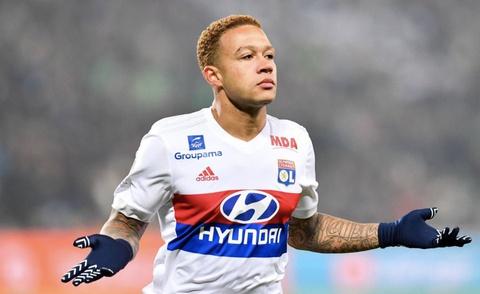 Hình ảnh cầu thủ PSG và Lyon tranh chấp bóng quyết liệt trong trận đấu kịch tính tại Ligue 1 năm 2021.