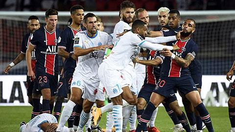 Pha tranh chấp bóng đầy quyết liệt giữa cầu thủ Real Betis và Sevilla FC trong trận derby La Liga căng thẳng
