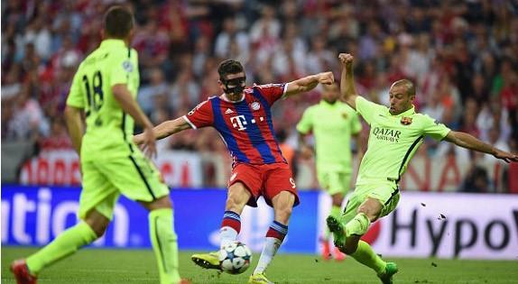 Hình ảnh pha tranh chấp bóng nảy lửa giữa cầu thủ Bayern Munich và Borussia Dortmund trong trận Supercup kịch tính