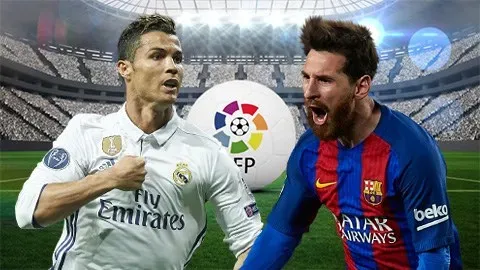 Pha tranh chấp bóng quyết liệt giữa cầu thủ Real Madrid và Sevilla trong trận đấu kịch tính tại La Liga